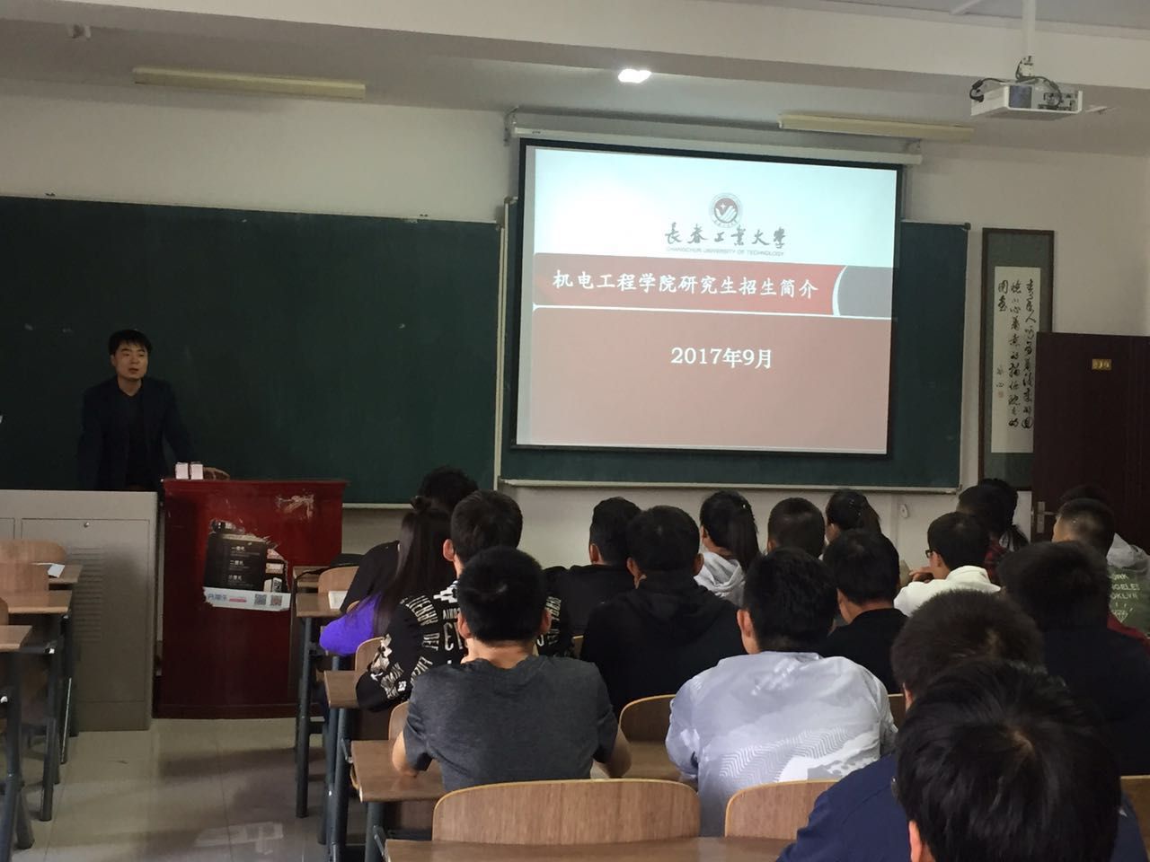 人文信息学院.jpg 雷火竞技平台